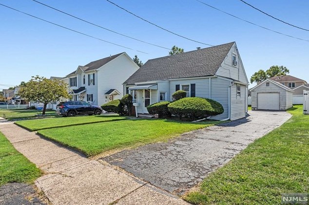 6 Memorial Pl, Elmwood Park, NJ 07407