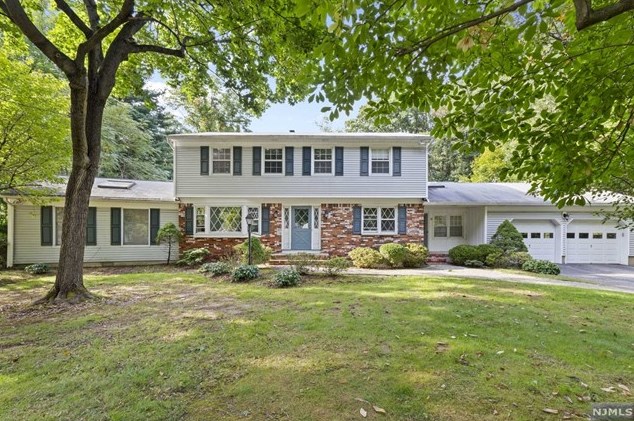 20 Van Schaik Ln, Wyckoff, NJ 07481