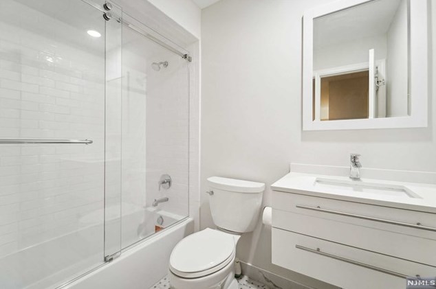 32 Erskine Ct, Mahwah NJ 07430-2014 exterior