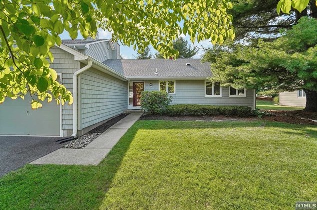 32 Erskine Ct, Mahwah, NJ 07430-2014