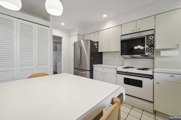 32 Erskine Ct, Mahwah NJ 07430-2014 exterior