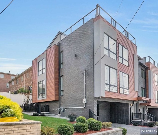 300 7th St, Palisades Park NJ  07650-2225 exterior