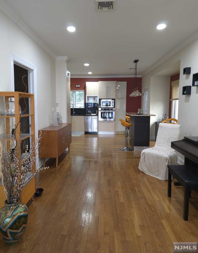 638 Undercliff Ave, Edgewater, NJ 07020-1417