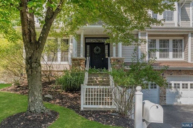 17 Hunters Run, Oakland, NJ 07436