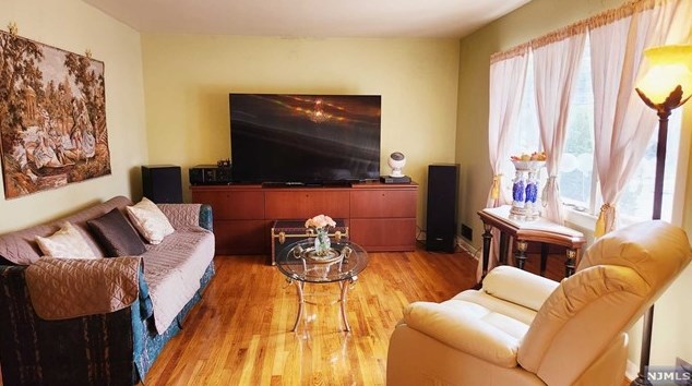 122 Eckel Rd, Little Ferry, NJ 07643