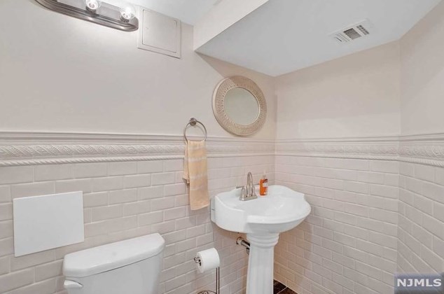 228 Orient Way, Lyndhurst NJ  07071-1636 exterior