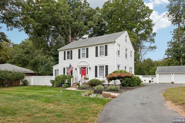 237 Forest Ave, Paramus, NJ 07652-5325