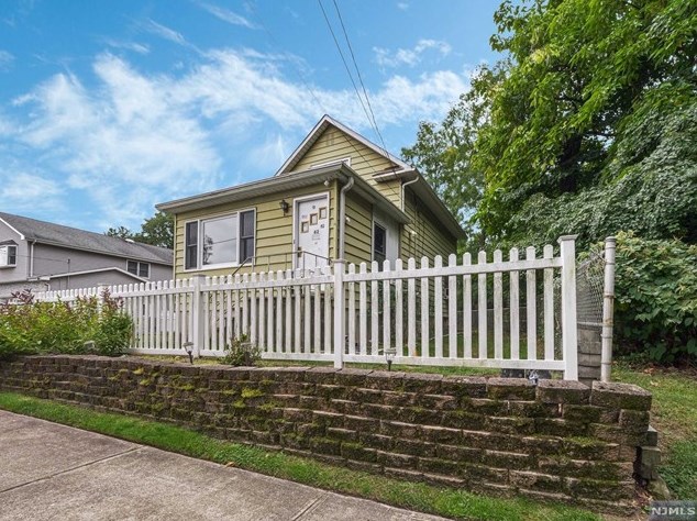 62 Garden St, Saddle Brook, NJ 07663