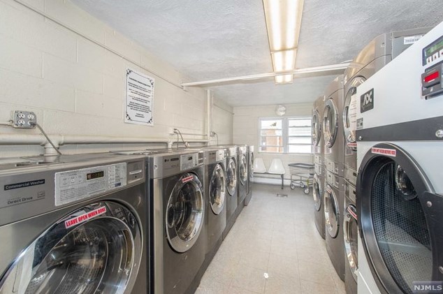 28 Knox Ter, Wayne NJ 07470-2323 exterior