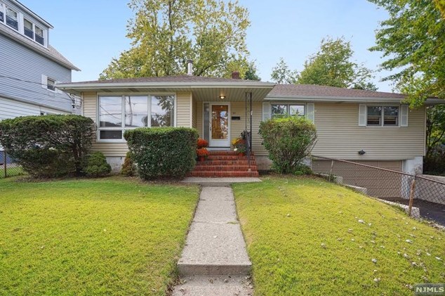 92 Ackerman Ave, Saddle Brook, NJ 07663