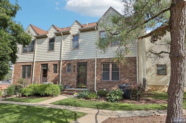 101 E Oak St, Oakland, NJ 07436