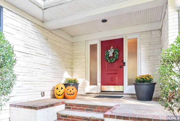 59 Pinehill Dr, Upper Saddle River, NJ 07458-1927