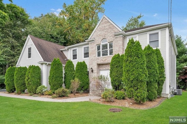 522 Shirley Ave, Franklin Lakes, NJ 07417