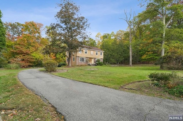 10 Fox Hedge Rd, Upper Saddle River, NJ 07458