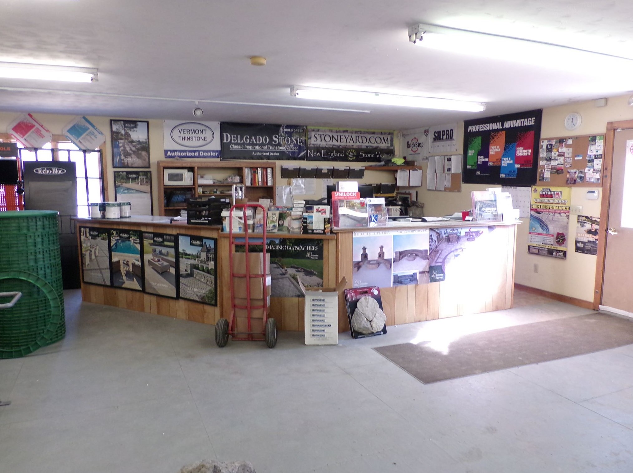 1562 Hooksett Rd, Manchester NH 03106-1008 exterior