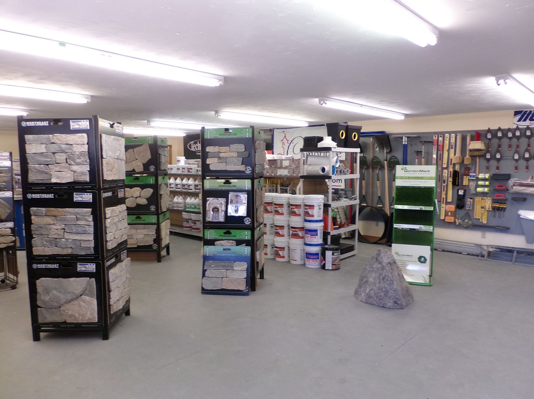 1562 Hooksett Rd, Manchester NH 03106-1008 exterior