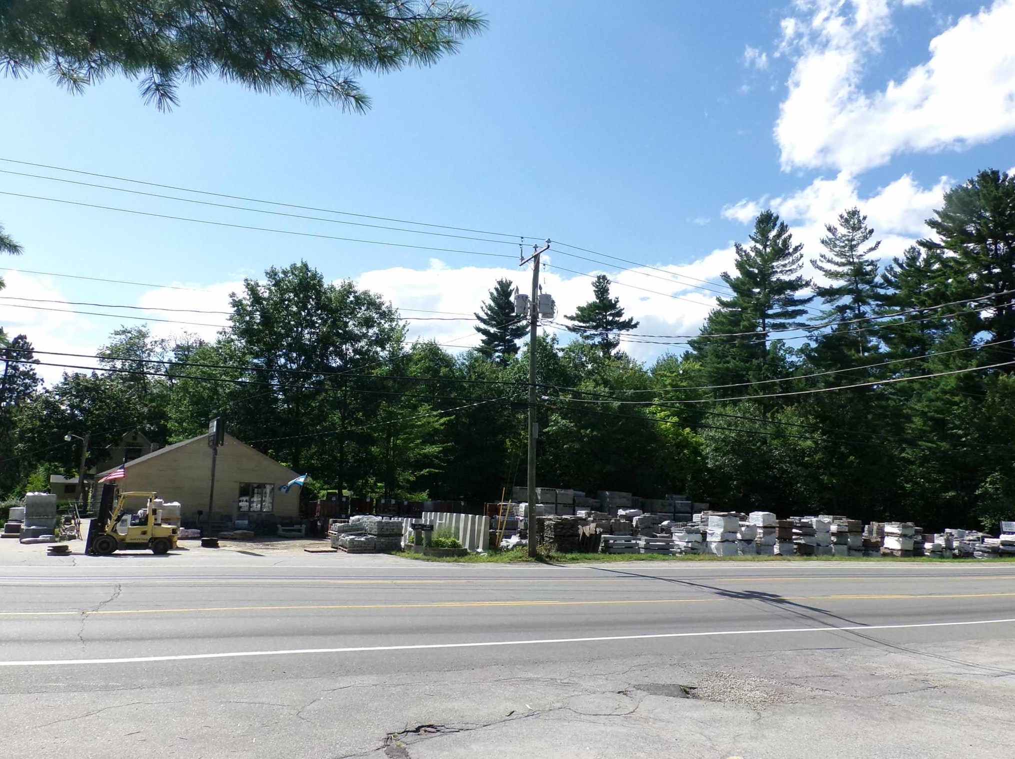 1562 Hooksett Rd, Manchester NH 03106-1008 exterior