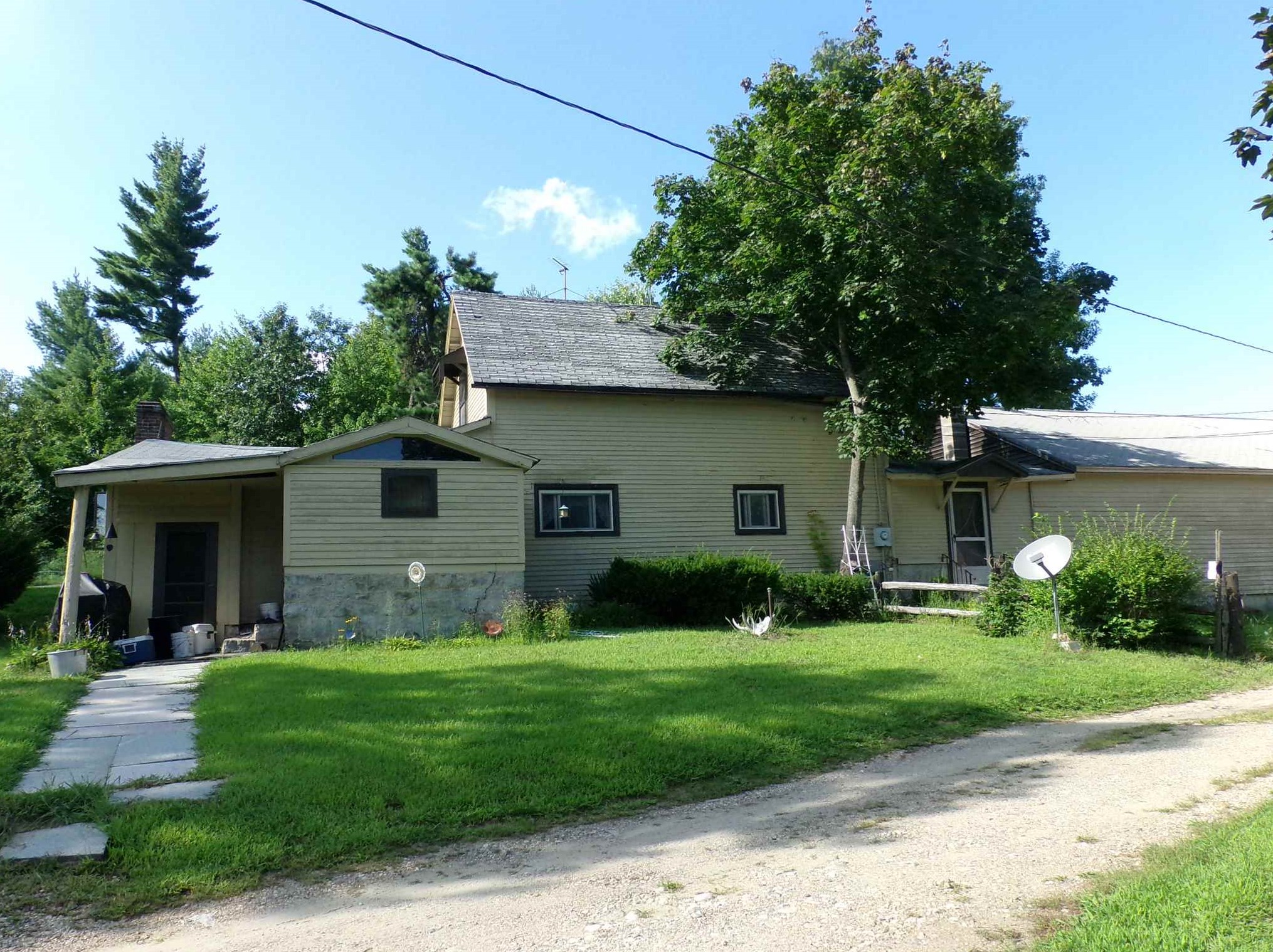 1562 Hooksett Rd, Manchester NH 03106-1008 exterior