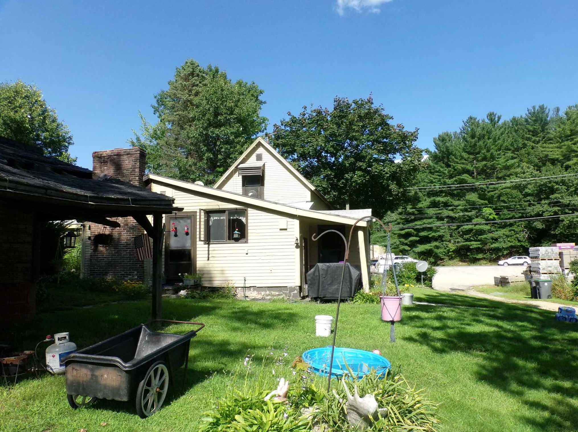 1562 Hooksett Rd, Manchester NH 03106-1008 exterior