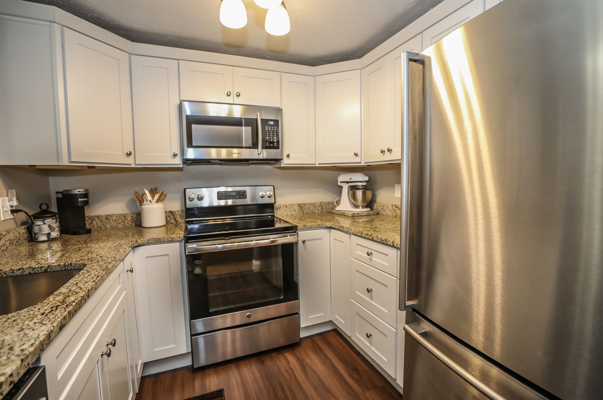 1 Victoria Dr, Merrimack NH 03054-3115 exterior