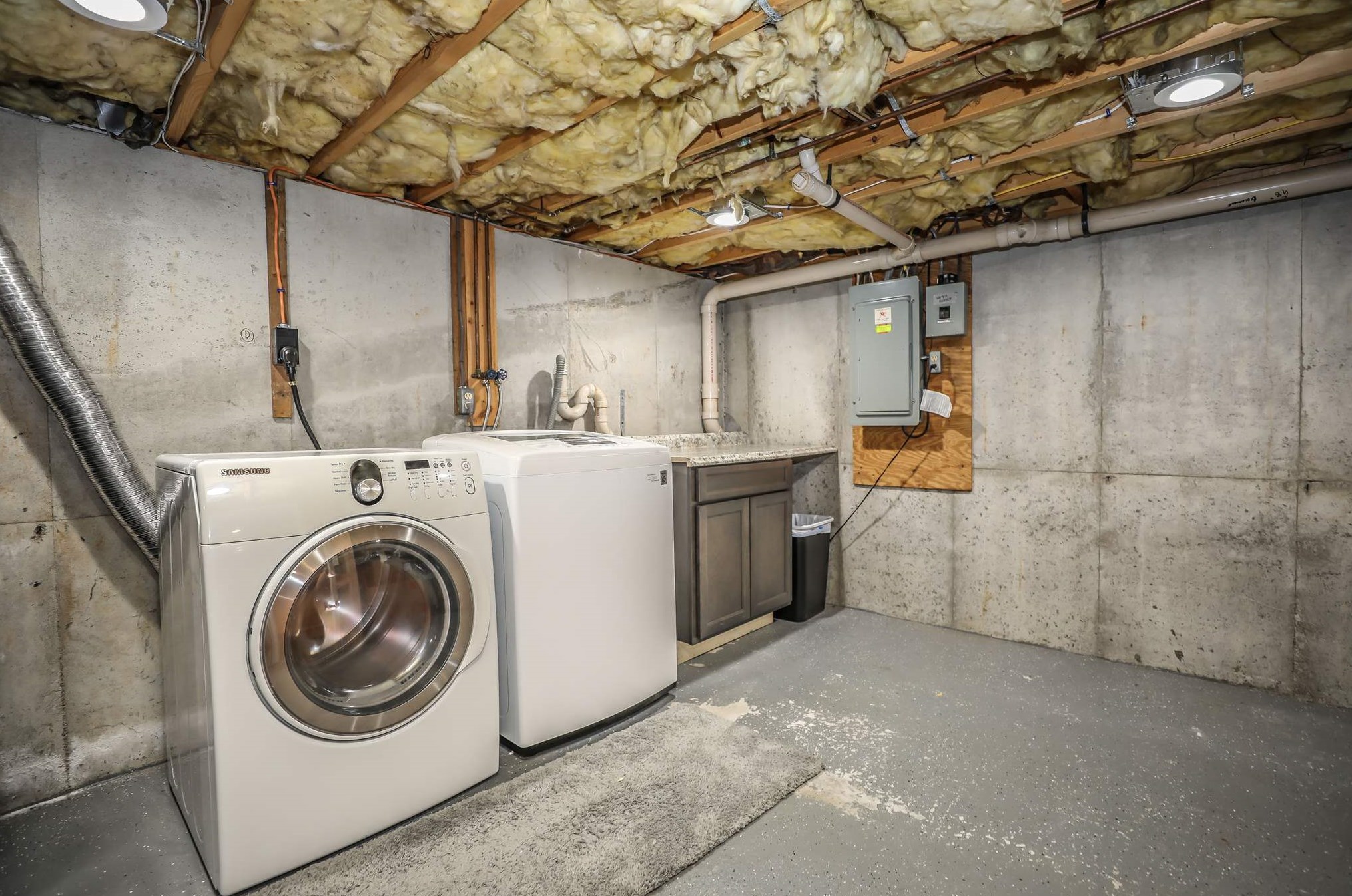 1 Victoria Dr, Merrimack NH 03054-3115 exterior