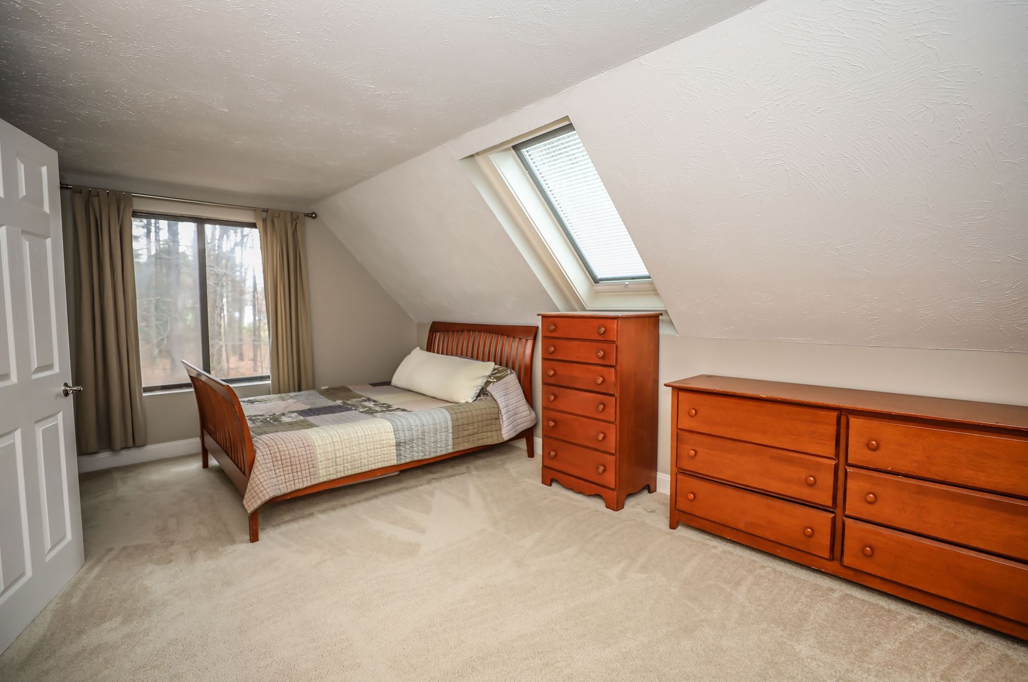 1 Victoria Dr, Merrimack NH 03054-3115 exterior