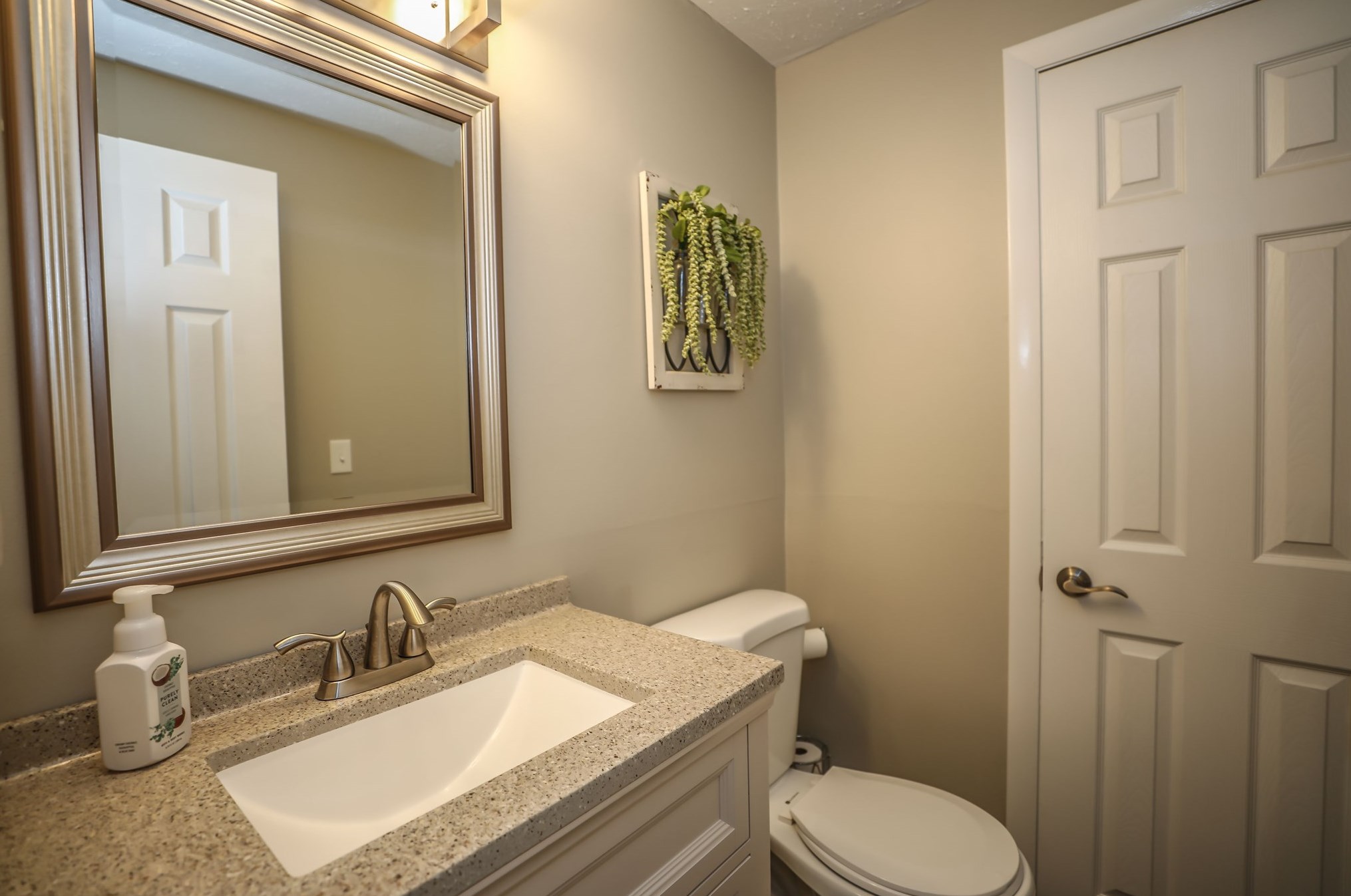 1 Victoria Dr, Merrimack NH 03054-3115 exterior