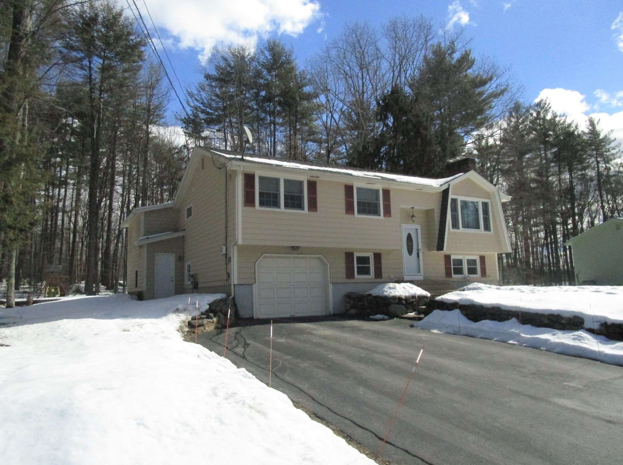 11 Winchester Dr, Merrimack, NH 03054 exterior