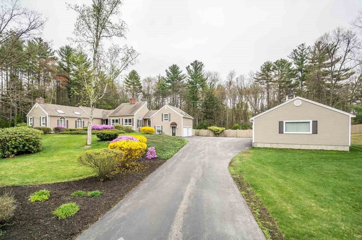 64 Carriage Ln, Manchester, NH 03110-4618