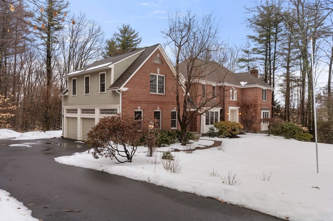 28 Golden Dr, Manchester, NH 03110-4415