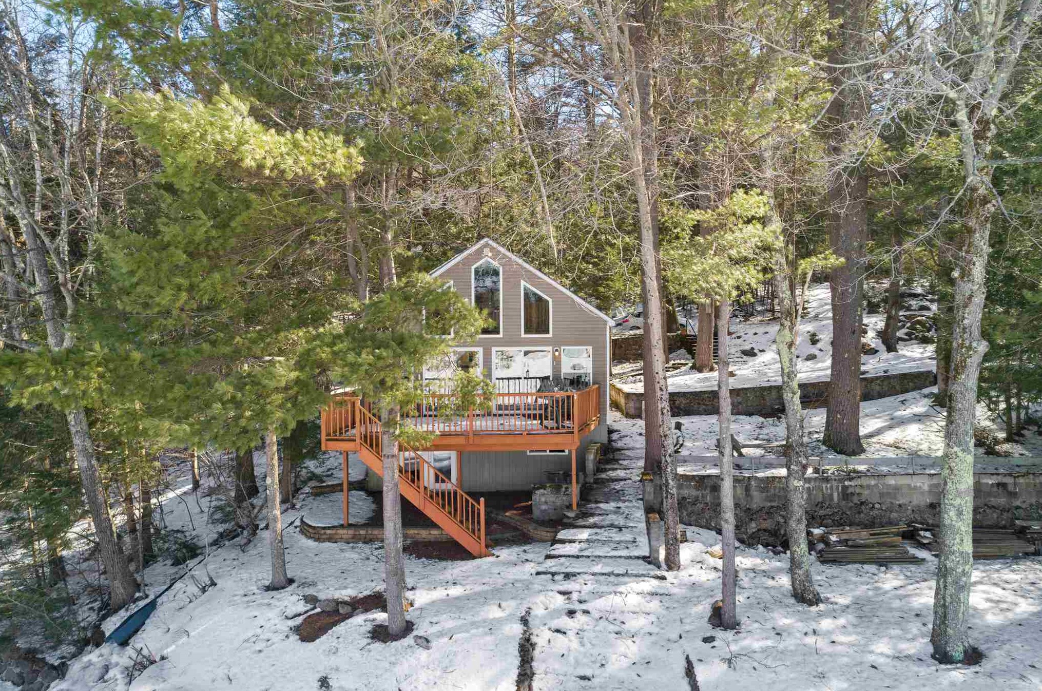 78 E Shore Dr, Weare, NH 03281