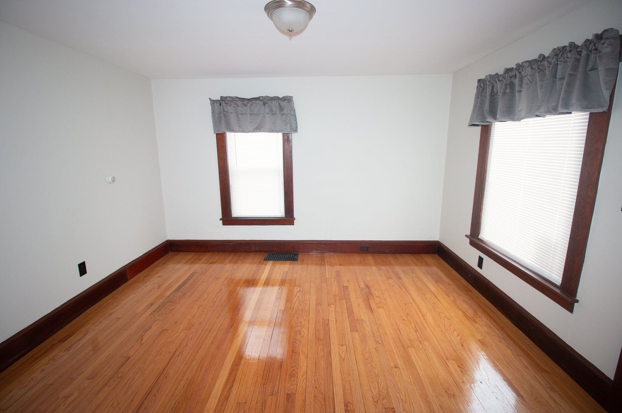 32 Linden St, Rochester, NH 03867-3117