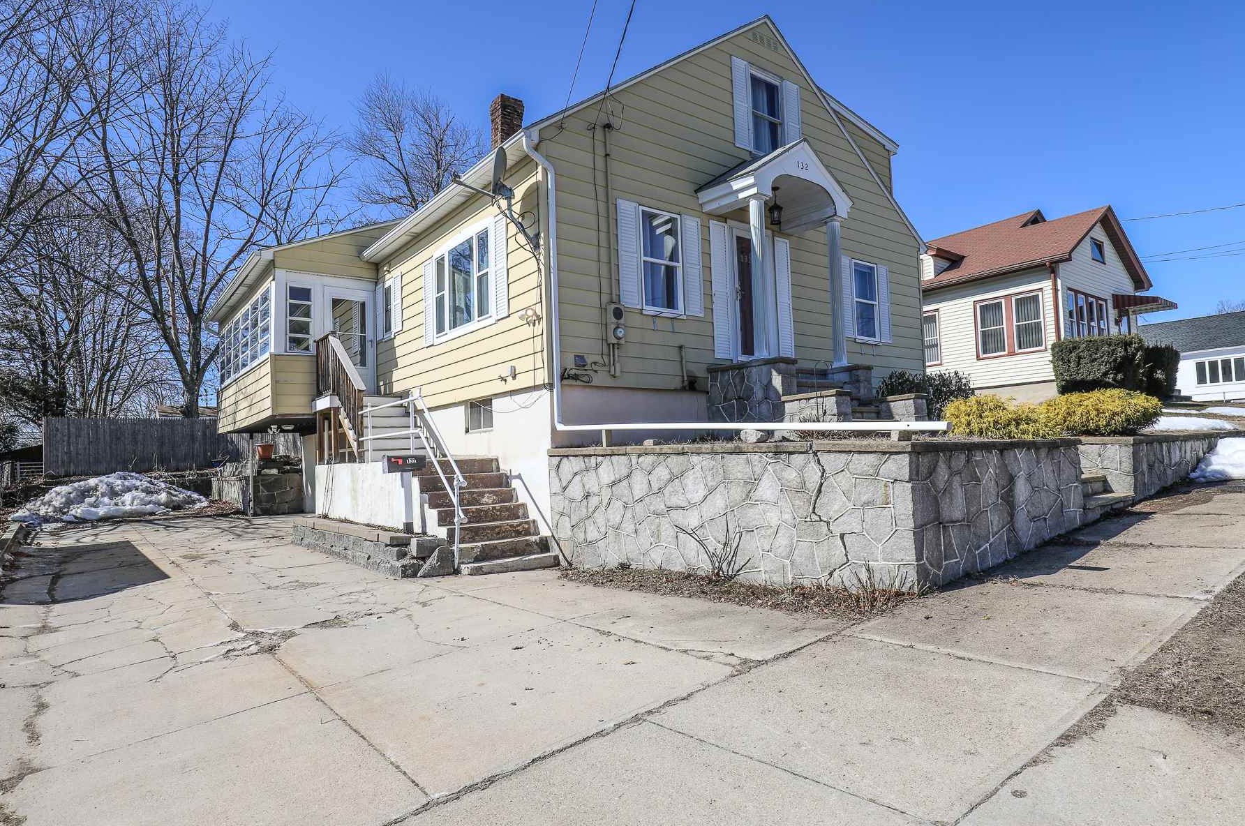132 Moore St, Manchester, NH 03102-2924