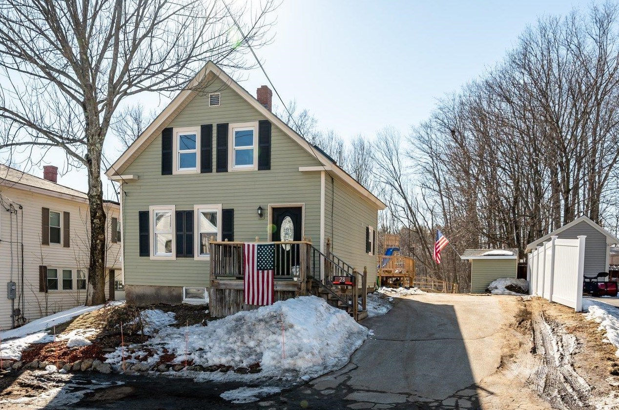 28 Orange St, Farmington, NH 03835-3480