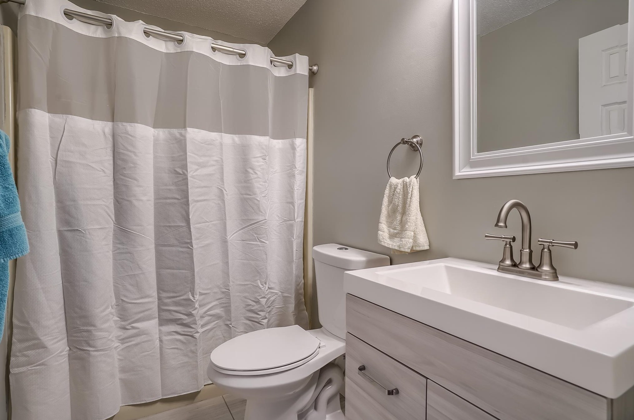 124 Tennis Plaza Rd, Dracut MA  01826-6332 exterior