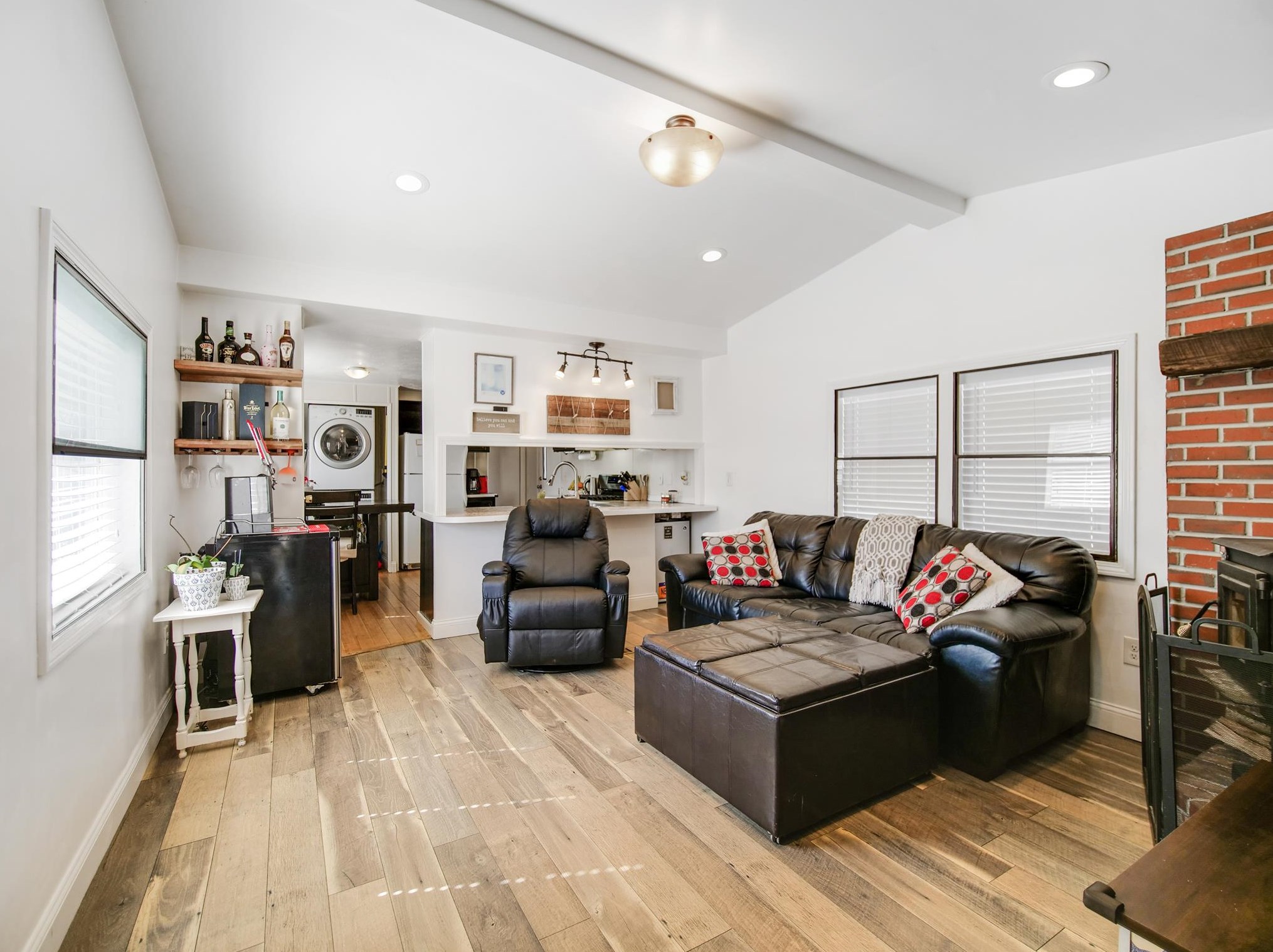 2 Horseshoe Dr, Hudson NH 03052-2609 exterior