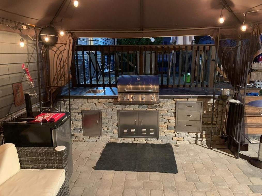 2 Horseshoe Dr, Hudson NH 03052-2609 exterior