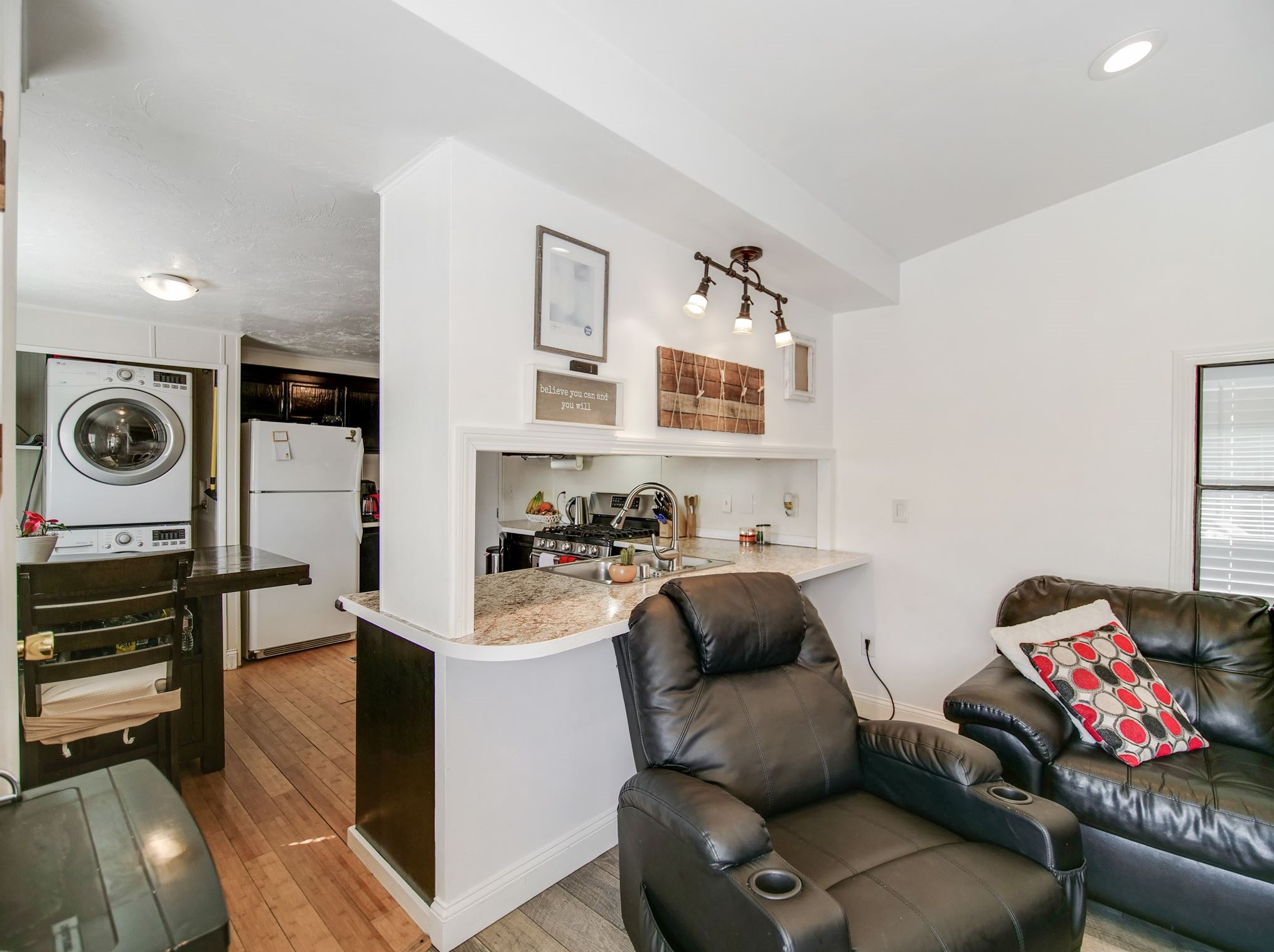 2 Horseshoe Dr, Hudson NH 03052-2609 exterior