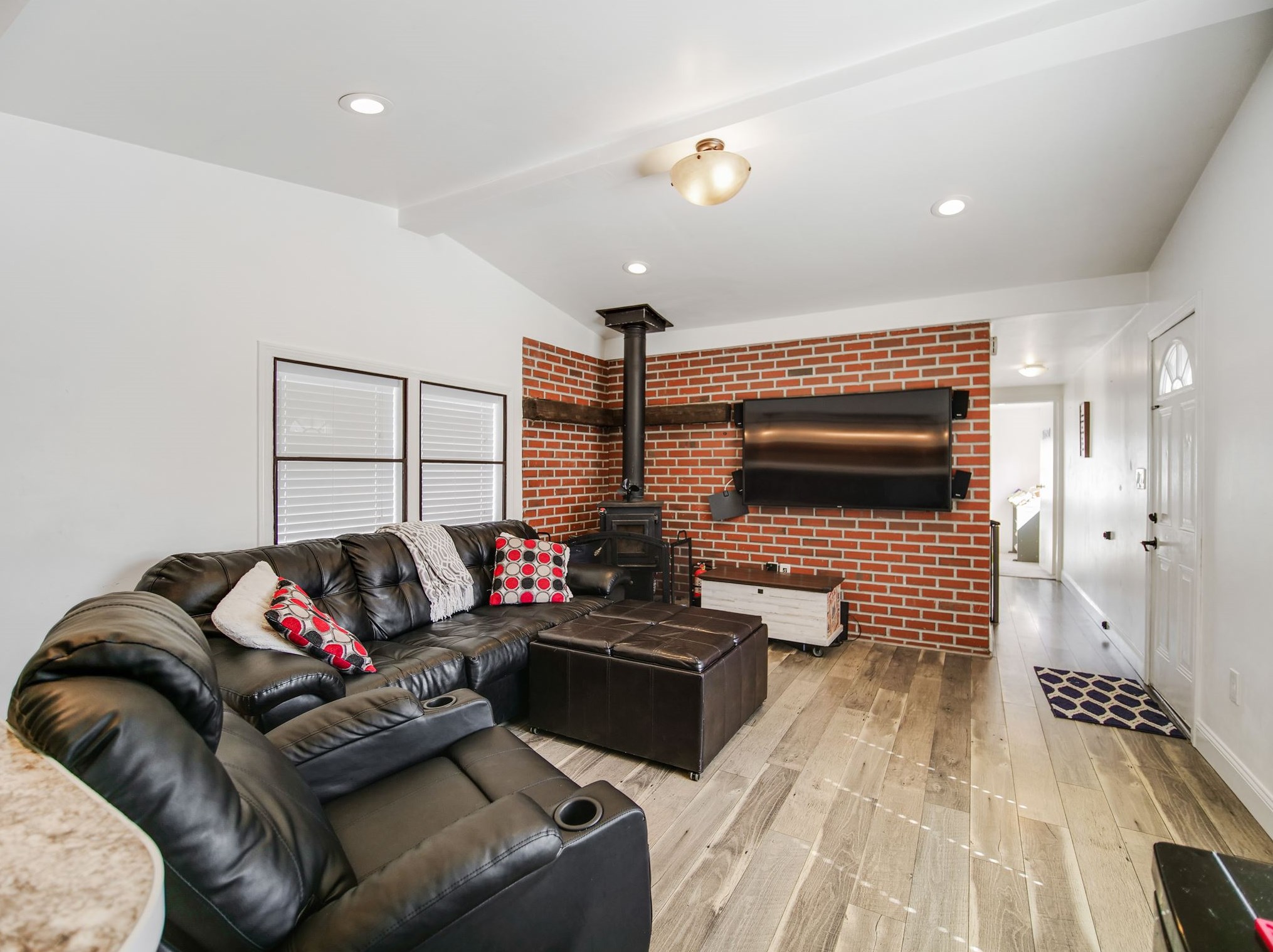 2 Horseshoe Dr, Hudson NH 03052-2609 exterior