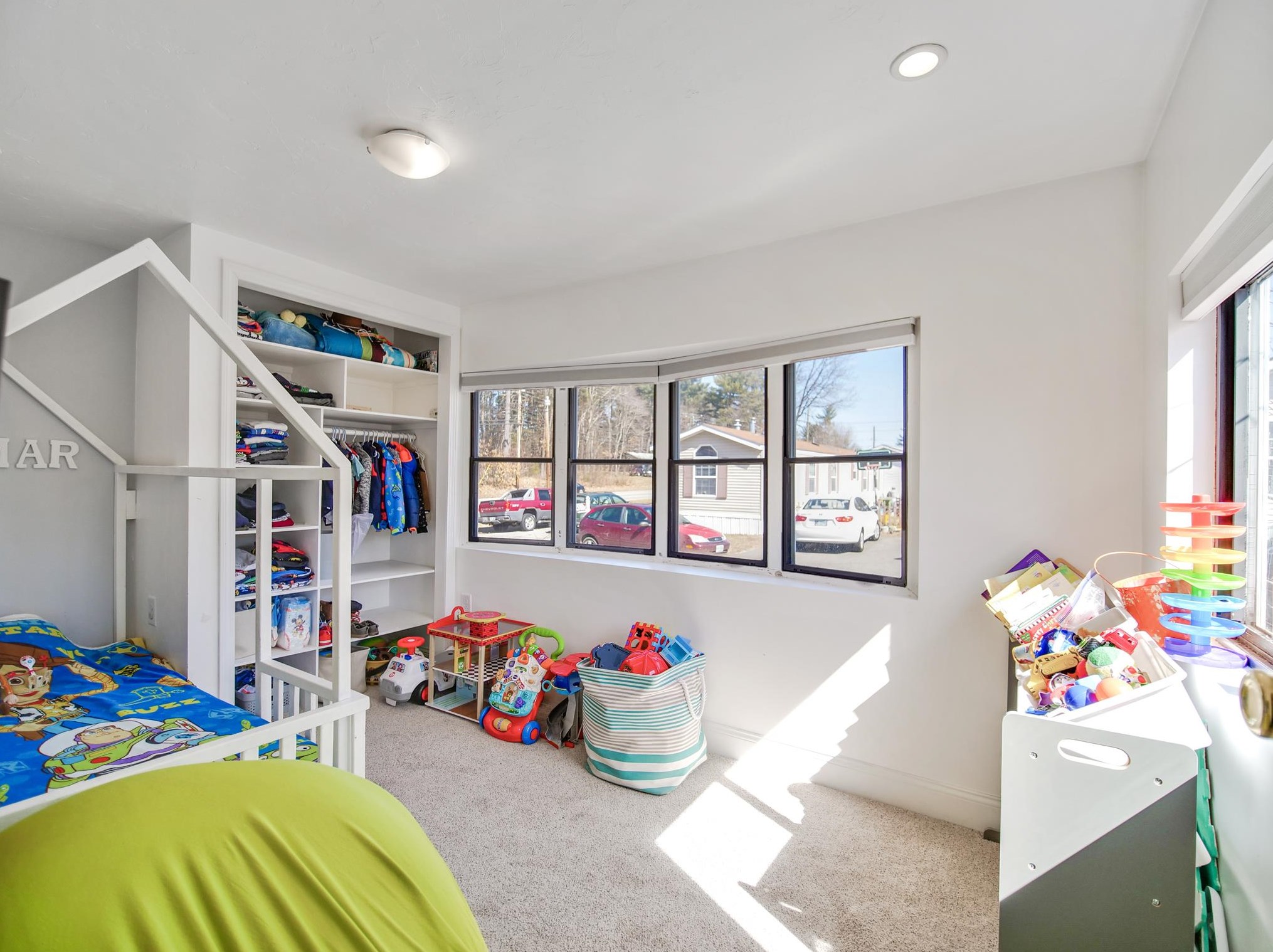 2 Horseshoe Dr, Hudson NH 03052-2609 exterior