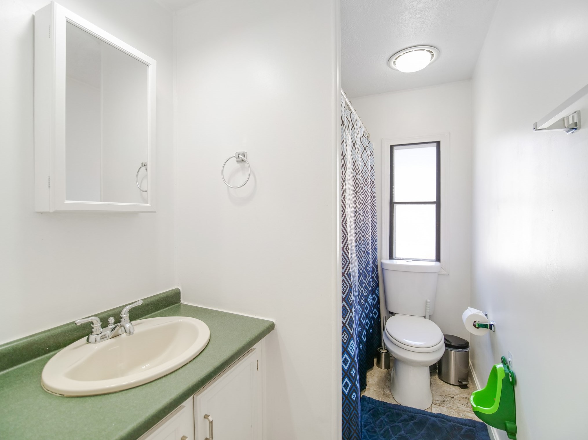 2 Horseshoe Dr, Hudson NH 03052-2609 exterior