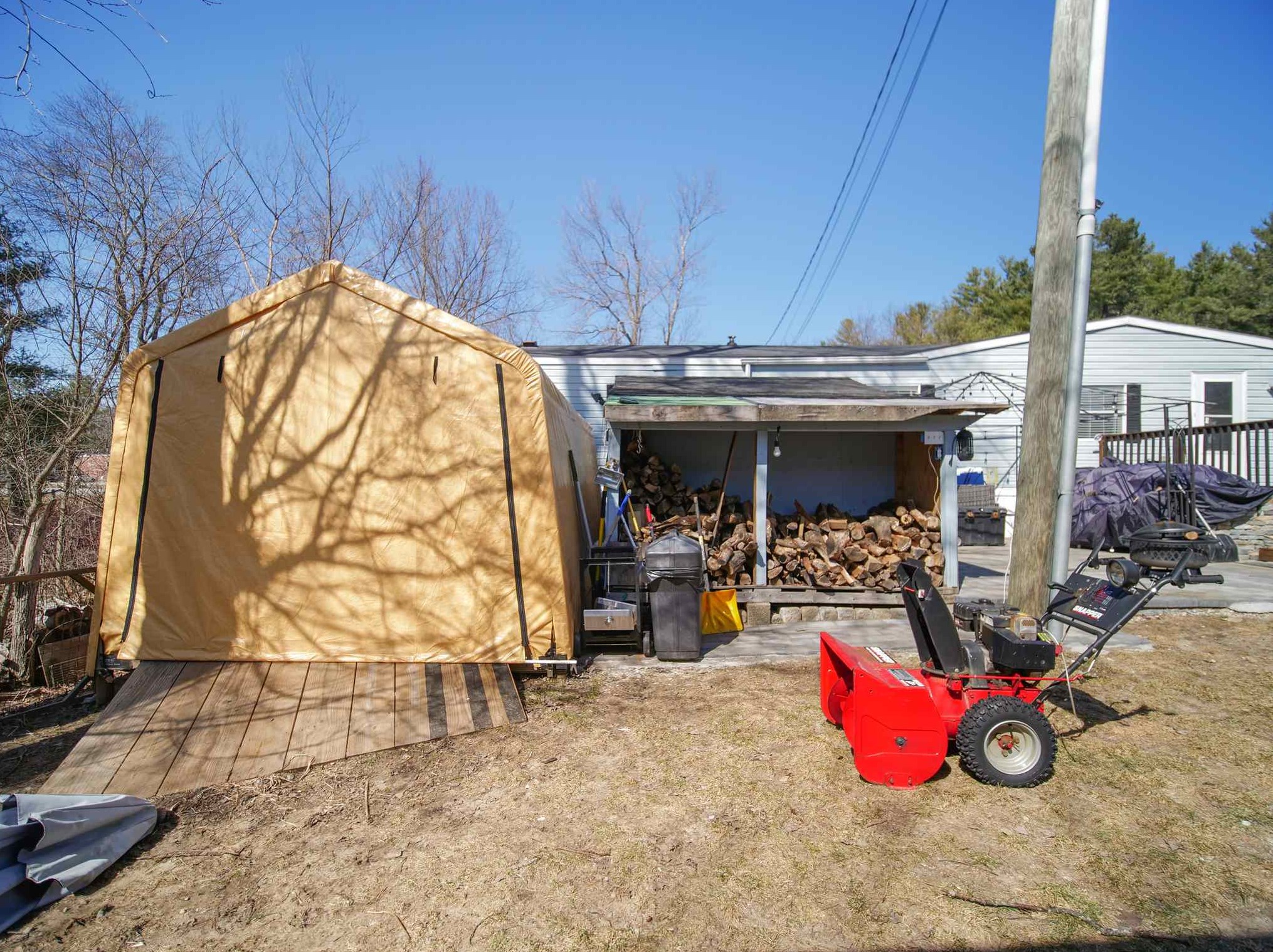 2 Horseshoe Dr, Hudson NH 03052-2609 exterior