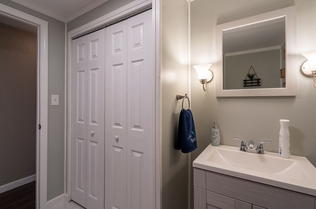 13 Briarwood Dr, Merrimack NH 03054-4746 exterior