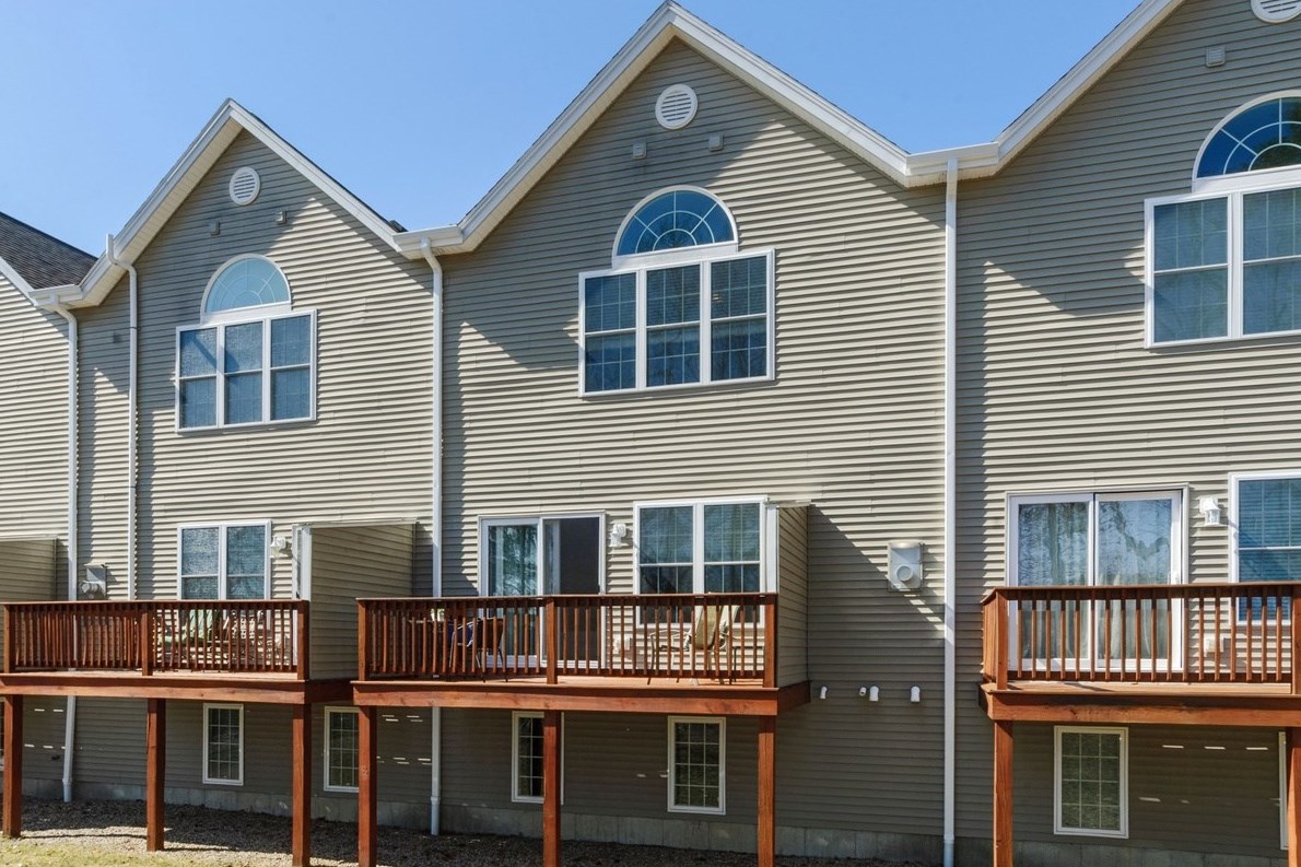 77 Pear Tree Ln, Newmarket, NH 03857 exterior