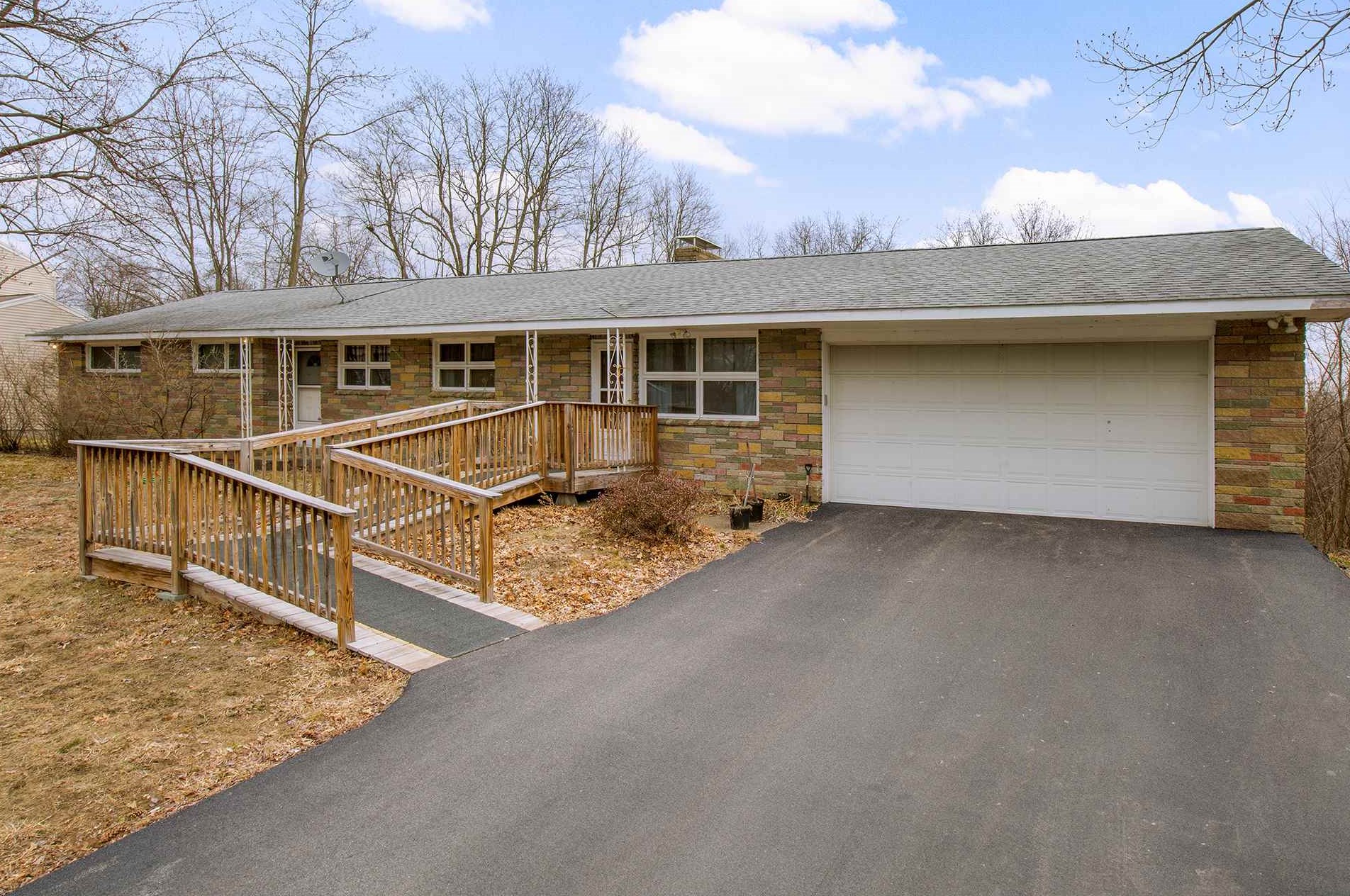 20 Greenlay St, Nashua, NH 03063