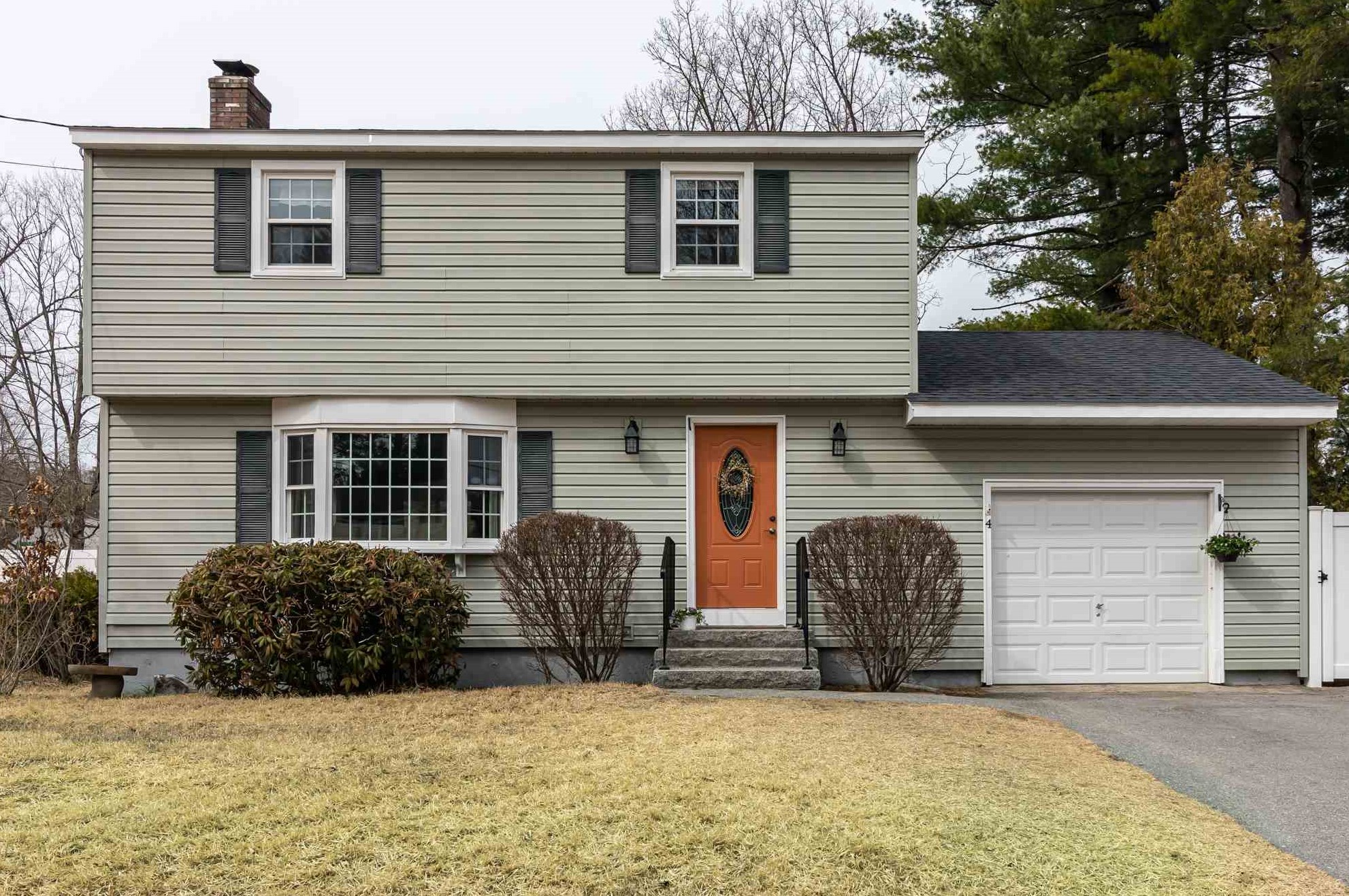 4 Deerwood Dr, Merrimack, NH 03054-3236