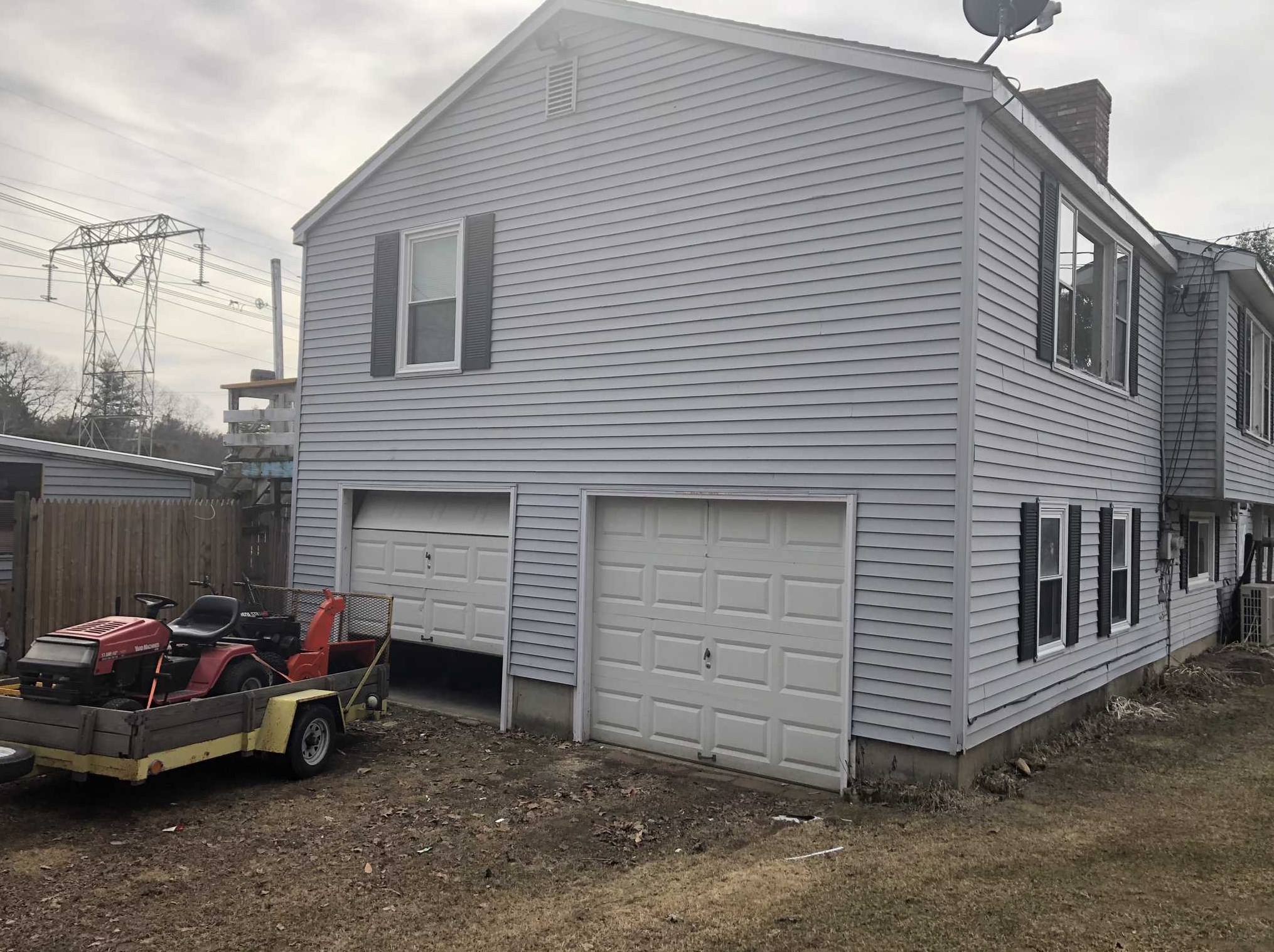 80 Forest Dr, Manchester NH  03110-6216 exterior