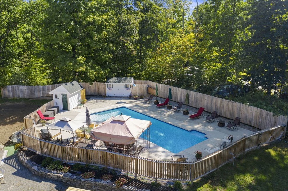 2 Gonet Dr, Newmarket NH  03857-1746 exterior