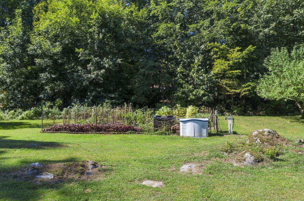 2 Gonet Dr, Newmarket NH  03857-1746 exterior