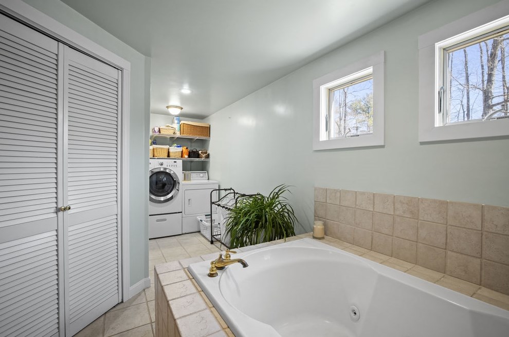 2 Gonet Dr, Newmarket NH  03857-1746 exterior